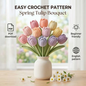 Op de afbeelding: Een gehaakt lentetulpenboeket in een witte vaas. Het boeket bevat tulpen in verschillende pastelkleuren, waaronder roze, oranje, geel en paars. De afbeelding bevat de tekst "Easy Crochet Pattern Spring Tulip Bouquet".