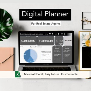 Pu&ograve; includere: Uno schermo di laptop che mostra un planner digitale per agenti immobiliari. Il planner include una sezione di entrate e commissioni, un grafico di ripartizione delle spese e sezioni per attivit&agrave; imminenti e scadute. Il testo "[INSERT BUSINESS NAME] REAL ESTATE" &egrave; nella parte superiore dello schermo. Il testo "Microsoft Excel | Easy to Use | Customisable" &egrave; nella parte inferiore dello schermo.