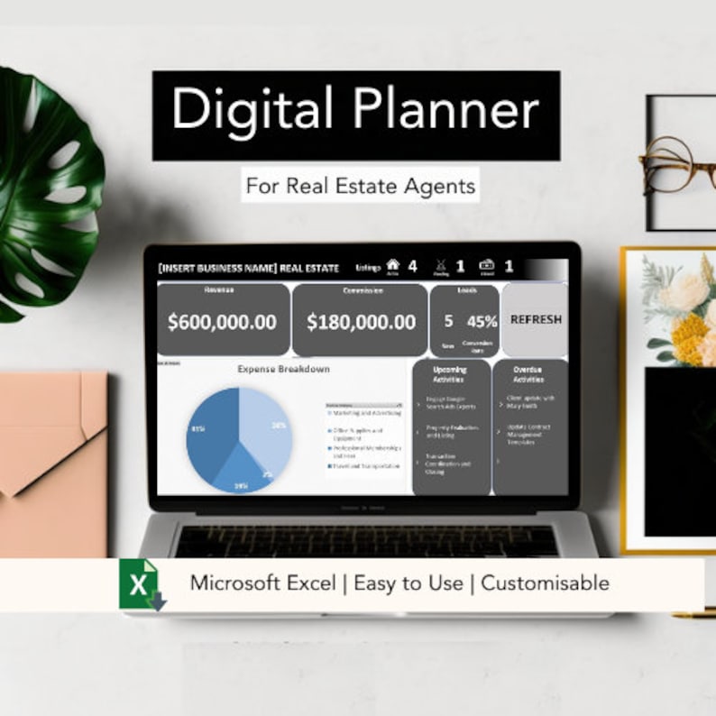 Pu&ograve; includere: Uno schermo di laptop che mostra un planner digitale per agenti immobiliari. Il planner include una sezione di entrate e commissioni, un grafico di ripartizione delle spese e sezioni per attivit&agrave; imminenti e scadute. Il testo "[INSERT BUSINESS NAME] REAL ESTATE" &egrave; nella parte superiore dello schermo. Il testo "Microsoft Excel | Easy to Use | Customisable" &egrave; nella parte inferiore dello schermo.
