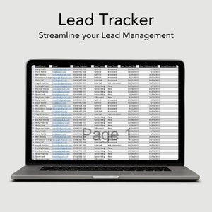 Pu&ograve; includere: Uno screenshot di uno schermo di laptop che mostra un foglio di calcolo intitolato "Lead Tracker: Ottimizza la gestione dei lead". Il foglio di calcolo contiene colonne per il nome del lead, l'e-mail, il numero di telefono, la fonte del lead, lo stato del lead, la data dell'ultimo contatto, la data del prossimo follow-up e note/commenti. Il foglio di calcolo &egrave; pieno di dati, inclusi nomi, indirizzi e-mail, numeri di telefono e date.