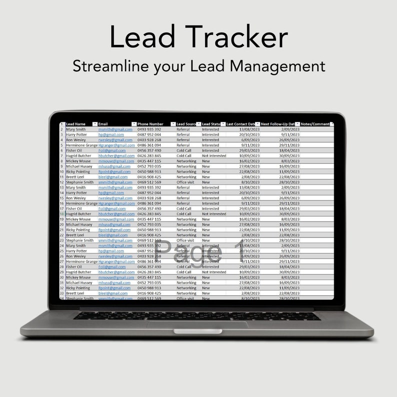 Pu&ograve; includere: Uno screenshot di uno schermo di laptop che mostra un foglio di calcolo intitolato "Lead Tracker: Ottimizza la gestione dei lead". Il foglio di calcolo contiene colonne per il nome del lead, l'e-mail, il numero di telefono, la fonte del lead, lo stato del lead, la data dell'ultimo contatto, la data del prossimo follow-up e note/commenti. Il foglio di calcolo &egrave; pieno di dati, inclusi nomi, indirizzi e-mail, numeri di telefono e date.