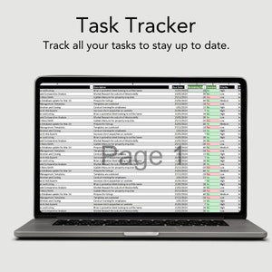Pu&ograve; includere: Uno schermo di computer portatile che mostra un foglio di calcolo di tracciamento delle attivit&agrave; con colonne per la descrizione dell'attivit&agrave;, la scadenza, i giorni rimanenti, il ritardo, la priorit&agrave; e lo stato. Il foglio di calcolo elenca le attivit&agrave; relative al settore immobiliare, come la ricerca di mercato, le richieste di informazioni sulle propriet&agrave; e la formazione dei clienti.