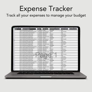 Pu&ograve; includere: Uno schermo di computer portatile che mostra un foglio di calcolo con il titolo "Expense Tracker". Il foglio di calcolo &egrave; organizzato in colonne con intestazioni come "Data", "Categoria di spesa", "Importo", "Nome del fornitore", "Numero di ricevuta/fattura", "Metodo di pagamento" e "Note/Descrizione".