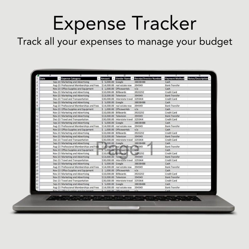 Pu&ograve; includere: Uno schermo di computer portatile che mostra un foglio di calcolo con il titolo "Expense Tracker". Il foglio di calcolo &egrave; organizzato in colonne con intestazioni come "Data", "Categoria di spesa", "Importo", "Nome del fornitore", "Numero di ricevuta/fattura", "Metodo di pagamento" e "Note/Descrizione".