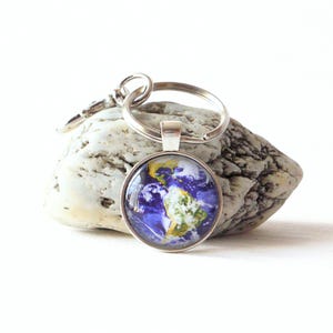 Porte-clés planète Terre, porte-clés cabochon en verre fait main / breloque de sac avec photo satellite, cadeau unisexe
