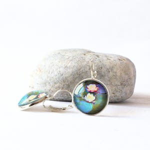 Seerosen von Monet Ohrringe, handgemachte grüne Glaskuppel Cabochon Ohrringe mit Kunst, Geschenk für Sie