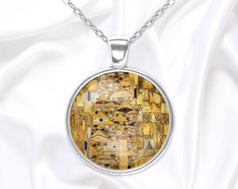 Detailansicht von 'Lady in Gold', Anhängerkette mit berühmtem Gemälde von Gustav Klimt, handgemachter Kunstschmuck