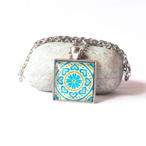 Collana con ciondolo ispirata alle piastrelle in ceramica marocchine, gioielli in cabochon di vetro fatti a mano, ciondolo con piastrelle