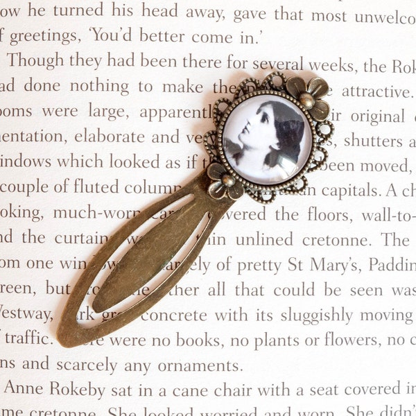 Bookmark with portrait of Virginia Woolf, glass cabochon book clip with famous author, gift for readers, literature gift