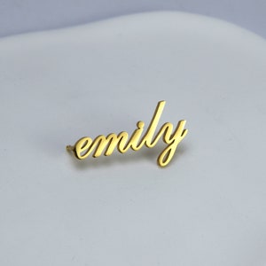 Benutzerdefinierte Name Brosche in Gold / Silber / Rose Gold Personalisierte Brosche Luxus personalisierte Revers Name Pin, Frauen Accessoires, das beste Geschenk für Sie Bild 1