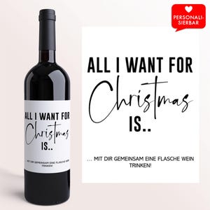 Könnte beinhalten: Ein weißes Weinflaschenetikett mit schwarzem Text, der lautet: "Alles, was ich mir zu Weihnachten wünsche, ist... mit dir eine Flasche Wein zu teilen".