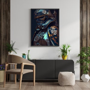 Puede incluir: Un casco de samurái inspirado, azul y dorado, con flores blancas sobre un fondo negro.