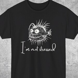 T-Shirt gestresster Anglerfisch Spruch I'm not stressed witzig Spruch Comic Cartoon Unisex & Frauen Geburtstagsgeschenk Geschenk | 125C