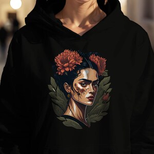 Könnte beinhalten: Ein schwarzer Hoodie mit einem bunten Grafikdruck eines Frauen Gesichts mit Blumen im Haar.