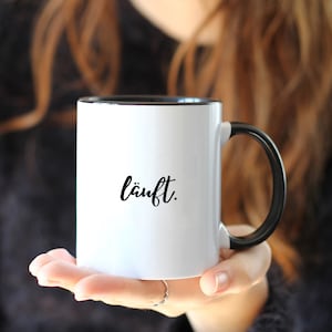 Tasse &quot;Läuft.&quot; – Minimalistische Tasse mit Schreibschrift für den Alltag, 330ml Kaffeebecher Kaffeepott, 061ASG1