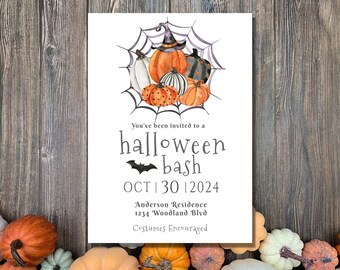 Może przedstawiać: Zaproszenie na imprezę Halloweenową z wzorem pajęczyny i dyniami. Tekst brzmi "You've been invited to a halloween bash OCT 30 12024 Anderson Residence 1234 Woodland Blvd Costumes Encouraged".
