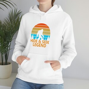 Bigfoot "Hide & Seek Legend" Unisex Heavy Blend Kapuzenpullover