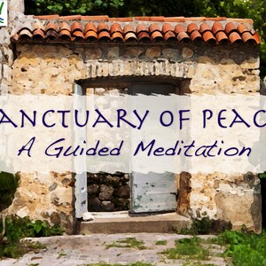 Puede incluir: Un edificio de piedra con una puerta de madera y un techo de tejas rojas. El edificio está rodeado de plantas verdes y el texto "SANCTUARY OF PEACE A Guided Meditation" está escrito sobre un fondo blanco delante del edificio.