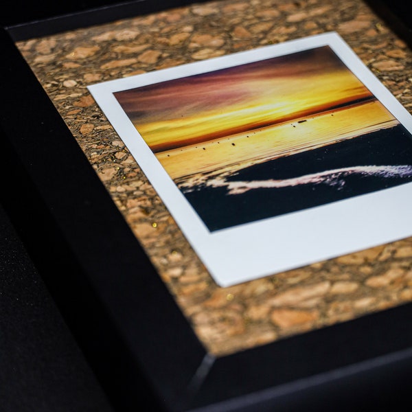 Originale Polaroid-Rahmenkreation – Kork und Holz – „Sonne und Meeresarm“ (fotografisches Kunsthandwerk)