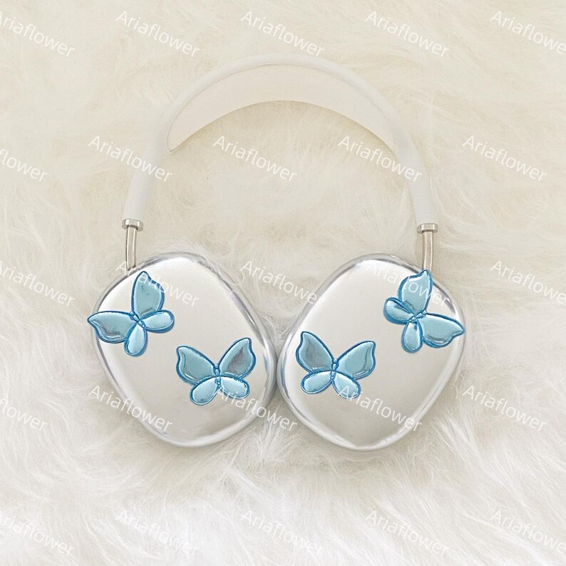 Peut inclure: Casque audio argent&eacute; orn&eacute; de papillons bleu clair. Le casque poss&egrave;de un arceau et des &eacute;couteurs blancs, chacun d&eacute;cor&eacute; de trois motifs de papillons bleus. Le design est &eacute;l&eacute;gant et moderne, avec une touche fantaisiste.
