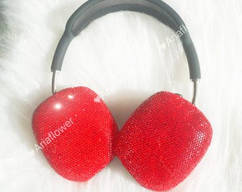 Czerwone etui na AirPods Max z kryształkami: lśniący zestaw diamentów