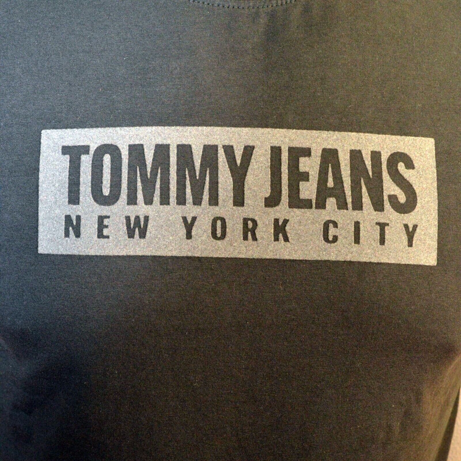 Tommy Jeans - T-shirt décontracté en coton à imprimé basketball