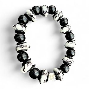 Krobo Beads Bracelet – Ako Noir, made of unique recycled glass beads, limited edition, fashion-forward strech bead bangel