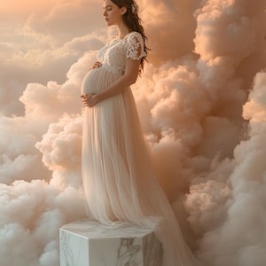 Peut inclure: Une personne enceinte portant une robe blanche en dentelle et en tulle se tient sur un piédestal en marbre blanc devant un fond de nuages blancs et moelleux. La personne regarde vers le bas et a les mains sur son ventre.