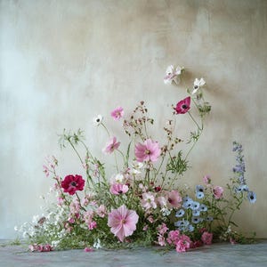 Könnte beinhalten: Ein Blumenarrangement mit einer Vielzahl von Blumen in Rosa-, Weiß- und Blautönen. Das Arrangement umfasst Kosmeen, Anemonen und andere Wildblumen, die eine weiche und natürliche Ästhetik erzeugen. Die Blumen sind vor einem neutralen Hintergrund angeordnet.