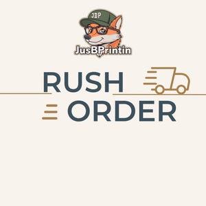 Peut inclure: Logo avec un renard de dessin animé portant des lunettes et une casquette verte avec les lettres "JBP". Le texte "JusBPrintin" est en dessous. Les mots "RUSH ORDER" sont en bleu foncé, avec une icône de camion marron.