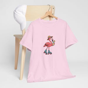 Camiseta con flamencos en patines, camiseta de vacaciones de verano, top gráfico playero, camiseta con sombrero tropical, linda prenda de pájaro limonero, divertido dibujo animado