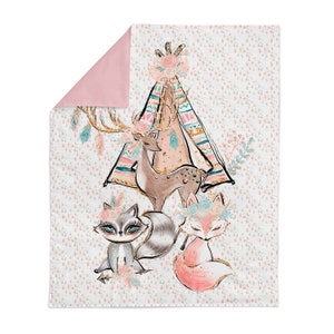 Könnte beinhalten: Eine rosa-weiße Babydecke mit einer fantasievollen Waldlandschaft. Ein Reh, ein Fuchs und ein Waschbär sind um ein Tipi versammelt, das mit floralen Akzenten und goldenem Glitzer verziert ist. Der Hintergrund ist ein hellrosa-weißes Muster.