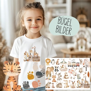 Könnte beinhalten: Ein junges Mädchen trägt ein weißes T-Shirt mit einem Zoo-Tier-Motiv. Das Shirt zeigt eine Giraffe, einen Holzzaun und den Text "ZOO". Eine Sammlung von Tieraufklebern und ein Tiger sind ebenfalls zu sehen.