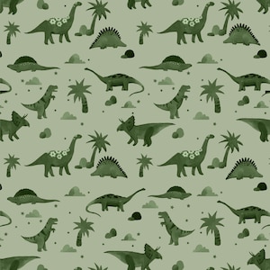 Op de afbeelding: Een naadloos patroon met groene dinosaurussen van verschillende soorten, waaronder een stegosaurus, een triceratops en een langhalzige dinosaurus, op een lichtgroene achtergrond. Het patroon bevat ook palmbomen en sterren.