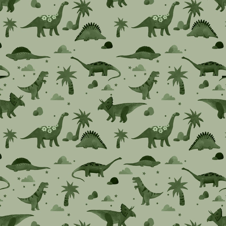 Op de afbeelding: Een naadloos patroon met groene dinosaurussen van verschillende soorten, waaronder een stegosaurus, een triceratops en een langhalzige dinosaurus, op een lichtgroene achtergrond. Het patroon bevat ook palmbomen en sterren.