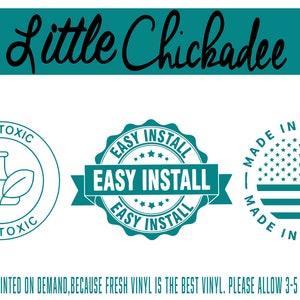Op de afbeelding: Een tealblauwe sticker met de tekst "Little Chickadee" in zwarte cursieve letters. De sticker heeft ook drie tealblauwe zegels: "Niet giftig" met een bekerglas en een blad, "Gemakkelijk te installeren" met een stervormig ontwerp en "Gemaakt in de VS" met een gestileerde Amerikaanse vlag.
