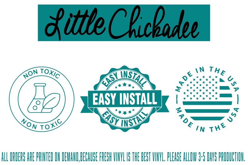 Op de afbeelding: Een tealblauwe sticker met de tekst "Little Chickadee" in zwarte cursieve letters. De sticker heeft ook drie tealblauwe zegels: "Niet giftig" met een bekerglas en een blad, "Gemakkelijk te installeren" met een stervormig ontwerp en "Gemaakt in de VS" met een gestileerde Amerikaanse vlag.
