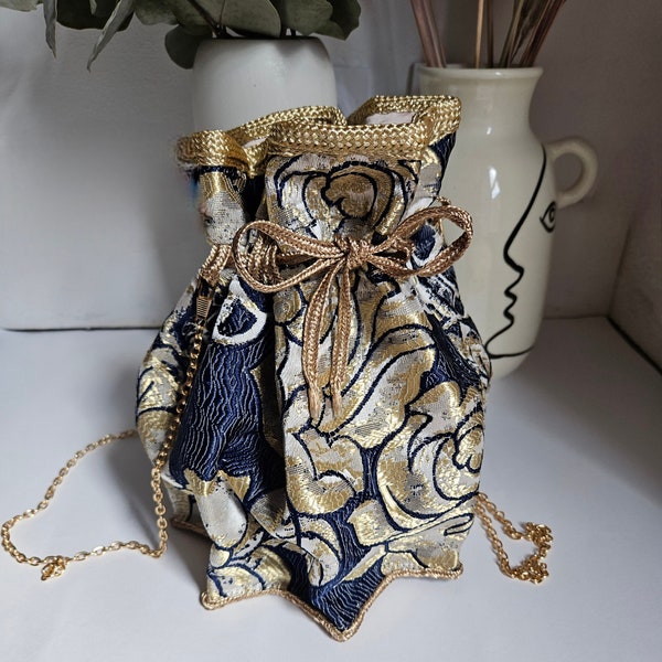 Sac bourse bleu fleuri avec bandoulière, sac bourse en tissu upcyclé, sac seau motif fleur, sac seau tissu cérémonie