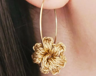 Geweven gouden bloemen creool kleine bloemen creool stoffen bloemen oorbel gouden bloemen oorbel gouden creool roestvrijstalen creool