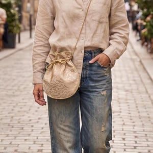 Beige drawstring handbag, small and ideal for a wedding ceremony or as a gift