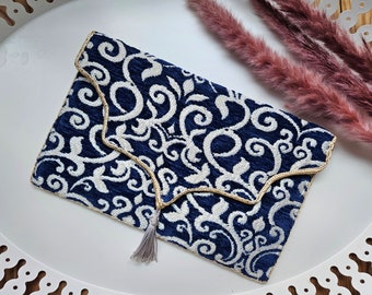 Pochette blu scuro con tracolla ideale per una serata o per una cerimonia nuziale