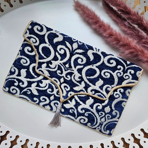 Pochette bleue foncé avec bandoulière idéale pour une soirée ou pour une cérémonie de mariage