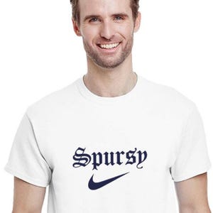 スパルシーおもしろサッカーTシャツ - アーセナルファンとサッカー少年のためのプレミアリーグのジョークTシャツ