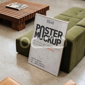 Könnte beinhalten: Ein rechteckiges Plakat-Mockup in einem dünnen silbernen Rahmen mit dem Text "POSTER MOCKUP" in fetten schwarzen Buchstaben, dem Untertitel "You're not just selling a print, you're selling a feeling." und weiteren technischen Angaben.