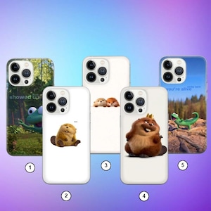 Könnte beinhalten: Fünf Smartphone-Hüllen mit Zeichentrickfiguren. Hülle 1 zeigt eine grüne Eidechse im Wald mit dem Text 'showed up'. Hülle 2 hat einen braunen Biber. Hülle 3 zeigt zwei kleine Tiere. Hülle 4 zeigt einen braunen Biber mit Krone. Hülle 5 zeigt eine grüne Eidechse.