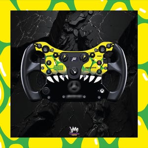 Peut inclure: Un volant de course noir et jaune avec des accents blancs et un design en forme de requin. Le volant comporte divers boutons, cadrans et le texte "WW Racing". L'arrière-plan est une surface sombre et texturée.