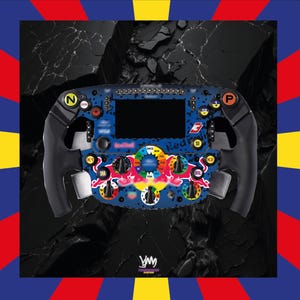 Op de afbeelding: Een blauw en zwart racestuur met diverse knoppen, wijzerplaten en een centraal display. Het stuurwiel heeft het Red Bull-logo en andere markeringen. De achtergrond is een donker, getextureerd oppervlak met een kleurrijke rand.