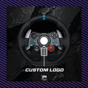 Könnte beinhalten: Ein schwarzes und silbernes Gaming-Lenkrad mit blauem Streifen oben. Das Lenkrad hat mehrere Knöpfe und ein rotes Zifferblatt. Der Text "CUSTOM LOGO" befindet sich unter dem Lenkrad.