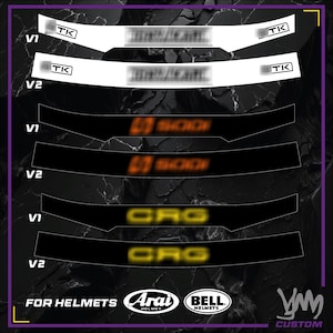 Può includere: Una collezione di decalcomanie per caschi in vari design. Le decalcomanie includono opzioni bianche e nere con testo come "TK", "500" e "CRG". L'immagine presenta anche i loghi "Arai" e "Bell Helmets", e il testo "FOR HELMETS".