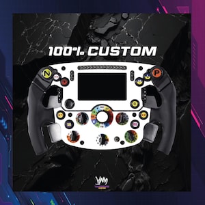 Può includere: Un volante da corsa personalizzato con una faccia bianca, impugnature nere e vari pulsanti e quadranti colorati. Il testo "100% CUSTOM" è visualizzato in alto. Il volante è dotato di uno schermo centrale ed è progettato per un'auto da corsa.